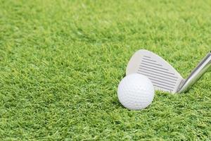 balle de golf et club de golf sur l'herbe verte photo