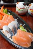 cuisine japonaise sashimi. tranches de fruits de mer crus dans une assiette. photo