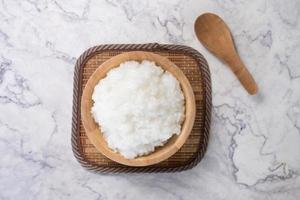 bouillie de riz ou bouillie de riz dans un bol en bois.