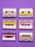 collection de cassettes sur fond violet. photo