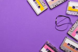 collection de cassettes sur fond violet. copier l'espace pour le texte photo