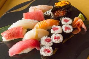 ensemble de sushis. cuisine nationale japonaise photo