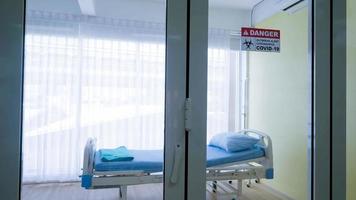 chambre de quarantaine pour patient infecté par le virus covid 19 à l'hôpital. photo