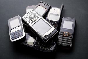 téléphones portables anciens et obsolètes sur fond noir. photo