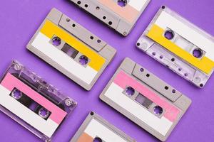 collection de cassettes sur fond violet. photo