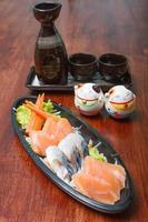 cuisine japonaise sashimi. tranches de fruits de mer crus dans une assiette. photo