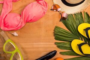 accessoires pour l'été sur un fond en bois. photo