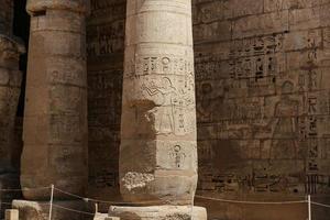 colonnes du temple de medinet habu à louxor, egypte photo