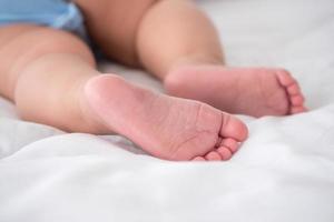 gros plan des pieds de bébé nouveau-né sur le lit. photo