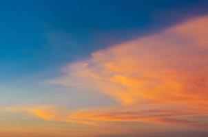 bleu crépuscule coloré et ciel orange. photo