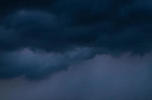 nuage sombre et ciel quand il y a de la tempête et de la pluie pendant la saison de la mousson. photo