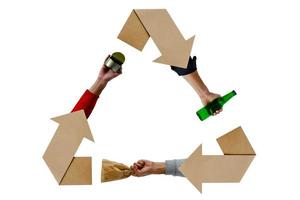 recycler le symbole eco avec la main tenant des matériaux sur fond blanc. photo