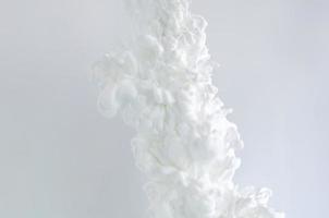 couleur d'affiche blanche floue et mise au point se dissolvant dans l'eau pour le concept abstrait et backgorund. photo