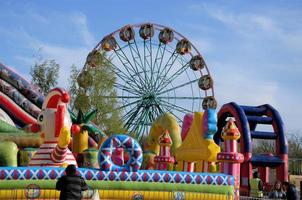 20.05.2022 st. parc d'attractions de Saint-Pétersbourg, trampolines et grande roue. se garer en ville photo