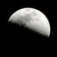 croissant de lune, 8e jour lunaire du calendrier lunaire photo