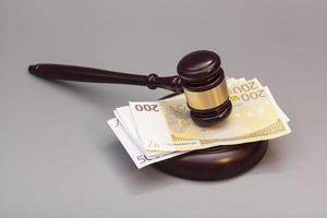 juge marteau et billets en euros isolé sur gris