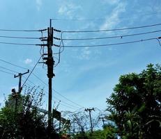 un électricien qui répare un fil endommagé se sent dangereux et dangereux. photo