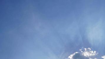 nuage blanc et fond de ciel bleu avec espace de copie photo