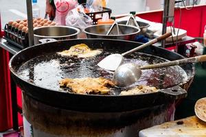 omelette aux huîtres thaïlandaises ou hoy tod sur le marché de l'alimentation de rue photo