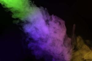 fumée colorée abstraite isolée sur fond noir, poudre arc-en-ciel, flou photo