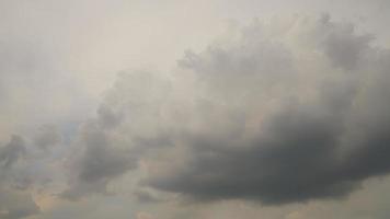 Nuages de pluie orageux gris ou nimbus sur le ciel photo