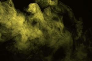 fumée dorée abstraite isolée sur fond noir photo