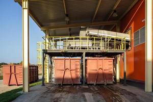 balles de plastique à l'usine de traitement des déchets. ramassage séparé des ordures. recyclage et stockage des déchets en vue de leur élimination ultérieure. entreprise de tri et de traitement des déchets. photo