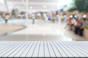 Table en bois blanc avec centre commercial arrière-plan flou photo