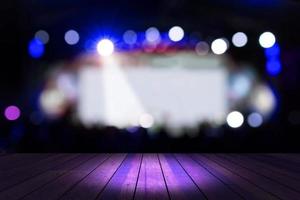 éclairage bleu concert flou et bokeh sur scène avec plancher en bois photo