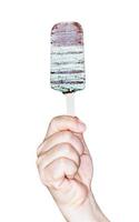 main tenant des bâtonnets de crème glacée au chocolat vert isolés sur fond blanc, inclure un tracé de détourage photo