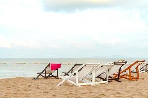 chaise de plage blanche avec ciel bleu et vue sur la mer photo