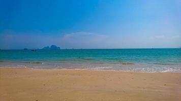 plage de la ville de krabi en thaïlande photo