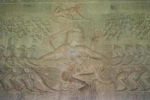 ancien mur de bas-relief khmer sculpté à l'intérieur du mur intérieur d'angkor wat, au cambodge. photo