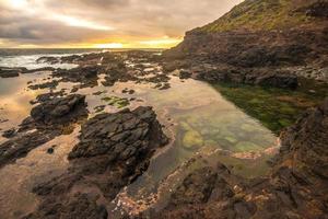 la piscine rocheuse du cap schanck de la péninsule de mornington, état de victoria en australie au coucher du soleil. photo