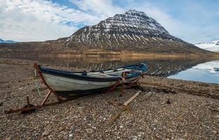 holmatindur la puissante et emblématique montagne emblématique de la ville d'eskifjordur, dans l'est de l'islande. photo