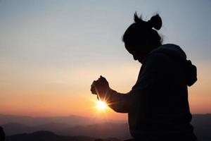 adoration de la femme au coucher du soleil photo