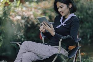 femme heureuse avec casque sans fil photo