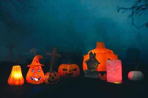 cimetière fantasmagorique avec citrouille d'halloween lueur photo