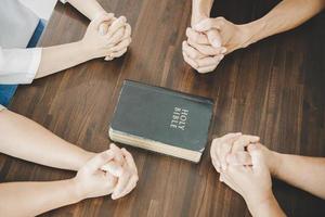 groupe de personnes priant culte croire photo