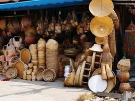 paniers en osier de bambou sur la place du marché thaïlandais. fait à la main à partir de matériaux naturels. produits artisanaux en bambou pour maintenir un artisanat traditionnel dans une campagne. photo
