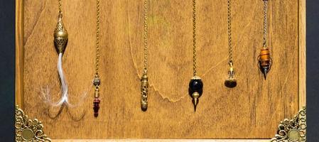 pendule magique ésotérique. symbole vintage de l'ésotérisme, de l'artisanat et de la divination photo