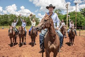 jeune homme sur son cheval suivi de quelques femmes juste derrière photo