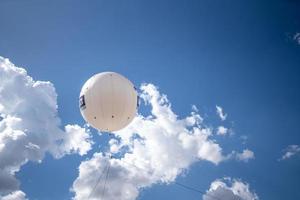 ballon blanc gonflable géant adapté à la publicité avec le logo de la marque. anniversaire de la marque. photo