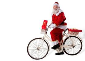 le père noël à vélo offrant des cadeaux de noël. photo