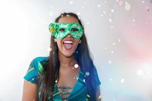 heureuse jeune femme avec masque et confettis à la fête du carnaval. carnaval brésilien photo