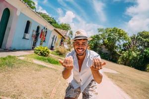 sympathique jeune latino-américain invitant à venir au brésil, confiant et souriant faisant un geste de la main, positif et amical photo