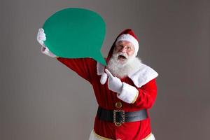 père noël tenant un ballon de texte vide. photo