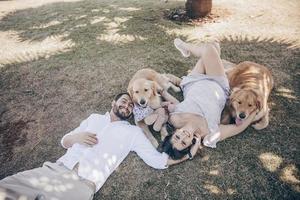 photos de grossesse de couple avec des chiens