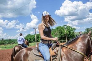 belle femme et cheval photo