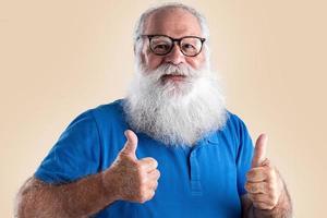 vieil homme avec une longue barbe sur fond pastel. senior avec pleine barbe blanche. photo